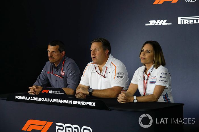 Guenther Steiner, director del equipo de Haas F1, Zak Brown, director ejecutivo de McLaren y Claire Williams, directora adjunta del equipo de Williams en la conferencia de prensa