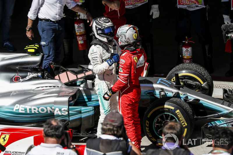 Ganador de la carrera Sebastian Vettel, Ferrari celebra en parc ferme con Valtteri Bottas, Mercedes AMG F1