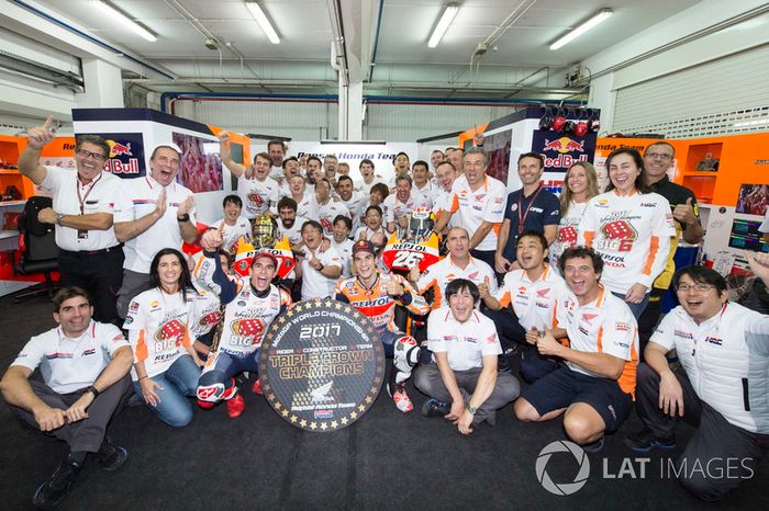 Campeón del mundo Marc Márquez, Repsol Honda Team, Dani Pedrosa, Repsol Honda Team con el equipo