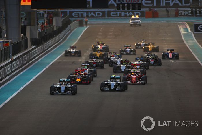 Lewis Hamilton, Mercedes F1 W07 Hybrid, leads Nico Rosberg, Mercedes F1 W07 Hybrid, Kimi Raikkonen, Ferrari SF16-H, Daniel Ricciardo, Red Bull Racing RB12, y el resto de la parrilla en la salida