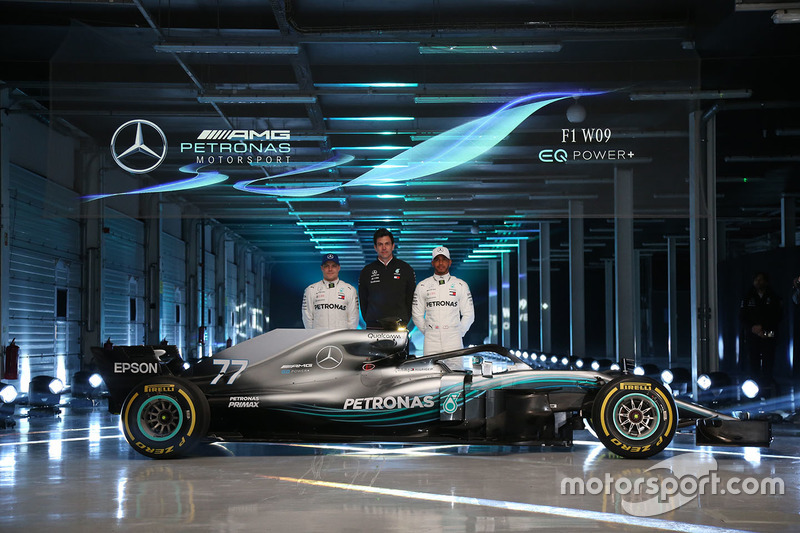 Valtteri Bottas, Mercedes AMG F1, Lewis Hamilton, Mercedes AMG F1, Toto Wolff, Executive Director Mercedes AMG F1