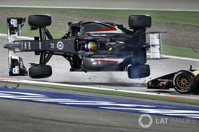 Esteban Gutierrez, Sauber y Pastor Maldonado, Lotus F1 Team chocan en la vuelta 1