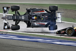 Esteban Gutierrez, Sauber y Pastor Maldonado, Lotus F1 Team chocan en la vuelta 1