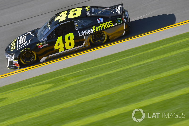 Crash: Jimmie Johnson, Hendrick Motorsports, Chevrolet