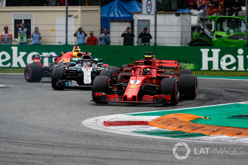 Kimi Raikkonen, Ferrari SF71H, por delante de Sebastian Vettel, Ferrari SF71H, Lewis Hamilton, Mercedes AMG F1 W09, and Max Verstappen, Red Bull Racing RB14, al inicio de la carrera