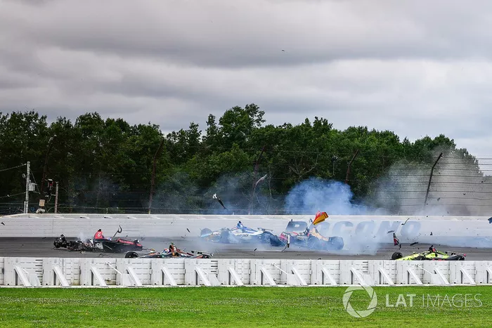 Robert Wickens, Schmidt Peterson Motorsports Honda, James Hinchcliffe, Schmidt Peterson Motorsports Honda, Ryan Hunter-Reay, Andretti Autosport Honda, Pietro Fittipaldi, Dale Coyne Racing Honda chocan con Todd Dziadosz
