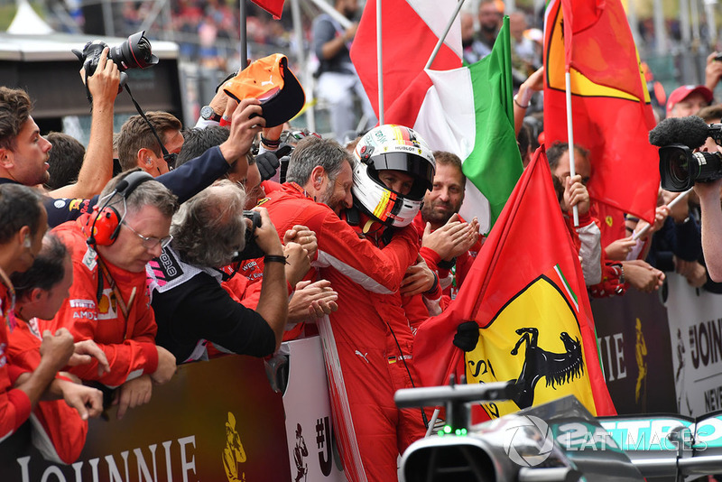 Yarış galibi Sebastian Vettel, Ferrari, parc ferme