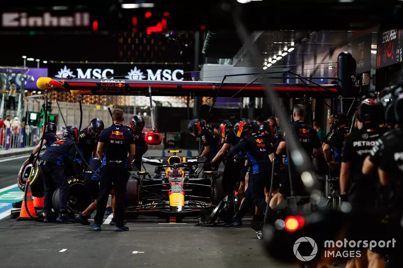Sergio Perez, Red Bull Racing RB20, dans les stands pendant les essais.