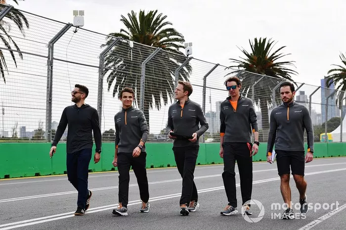 Lando Norris, McLaren, ispeziona il circuito con il suo team