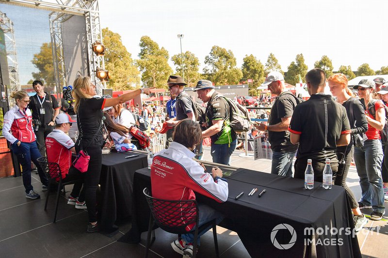 Antonio Giovinazzi, Alfa Romeo Racing and Kimi Raikkonen, Alfa Romeo Racing signs autographs for fans