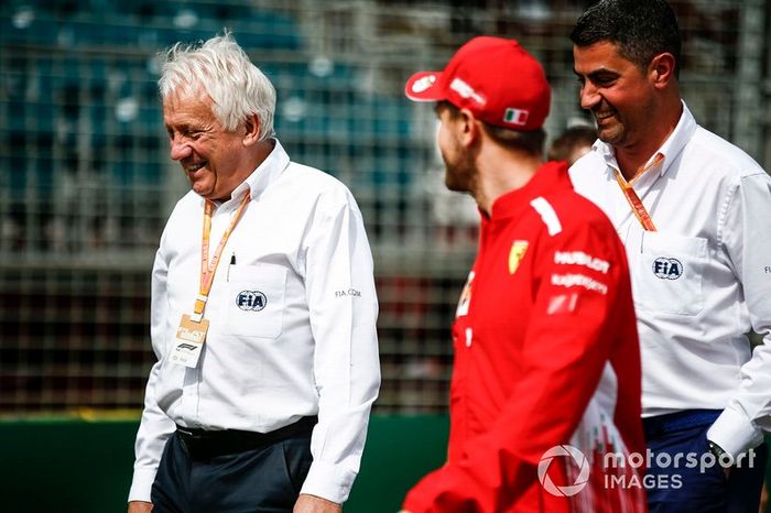 Charlie Whiting, director de carrera de la FIA, con Sebastian Vettel este mismo miércoles en Australia