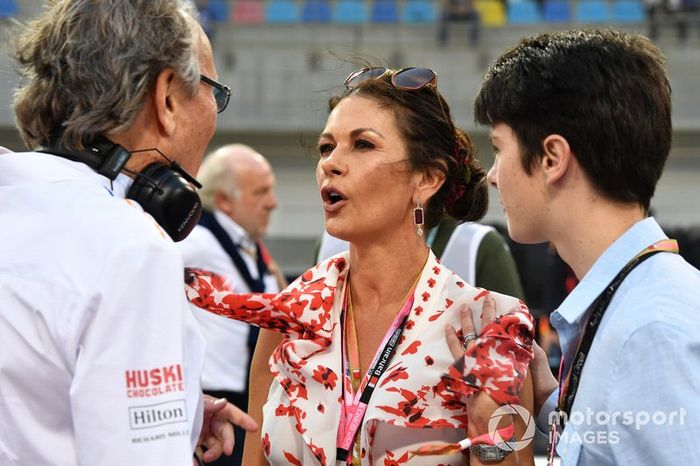 Mansour Ojjeh, copropietario de McLaren, y Catherine Zeta Jones, actriz