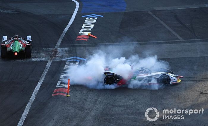 Lucas Di Grassi, Audi Sport ABT Schaeffler, Audi e-tron FE05 haciendo donuts para celebrar la victoria