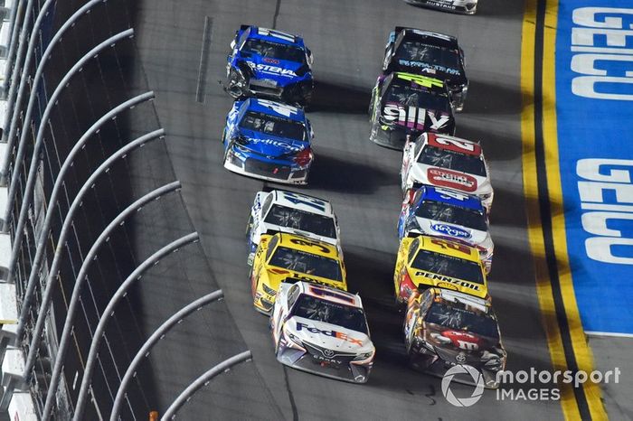 Denny Hamlin, Joe Gibbs Racing, Toyota Camry FedEx Express y Kyle Busch, Joe Gibbs Racing, Toyota Camry M&M's Chocolate Bar