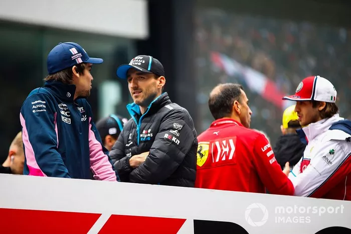 Lance Stroll, Racing Point, parla con Robert Kubica, Williams Racing