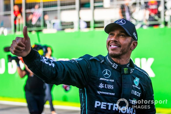 Lewis Hamilton, Mercedes AMG, 3ª posición, da un pulgar hacia arriba después del Sprint