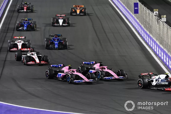 Yuki Tsunoda, AlphaTauri AT04, Esteban Ocon, Alpine A523, Pierre Gasly, Alpine A523