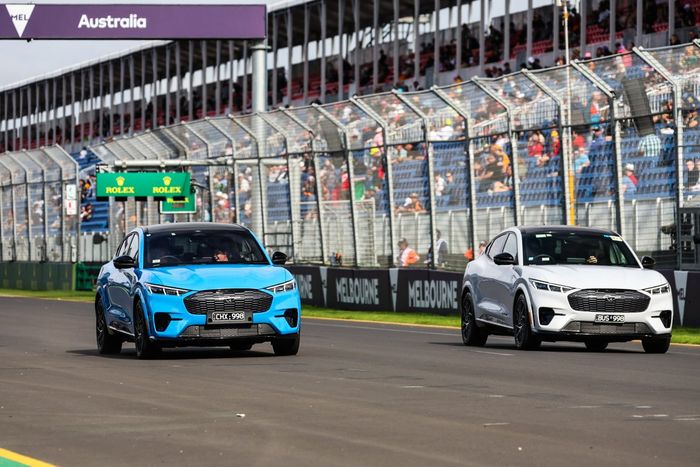 Daniel Ricciardo conduce un Ford Mustang Mach-E azul en una carrera