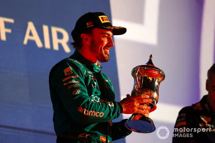 Fernando Alonso, Aston Martin F1 Team, 3ª posición, levanta su trofeo en el podio