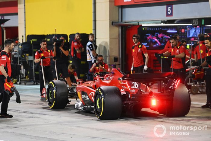 Charles Leclerc, Ferrari SF-23, en boxes