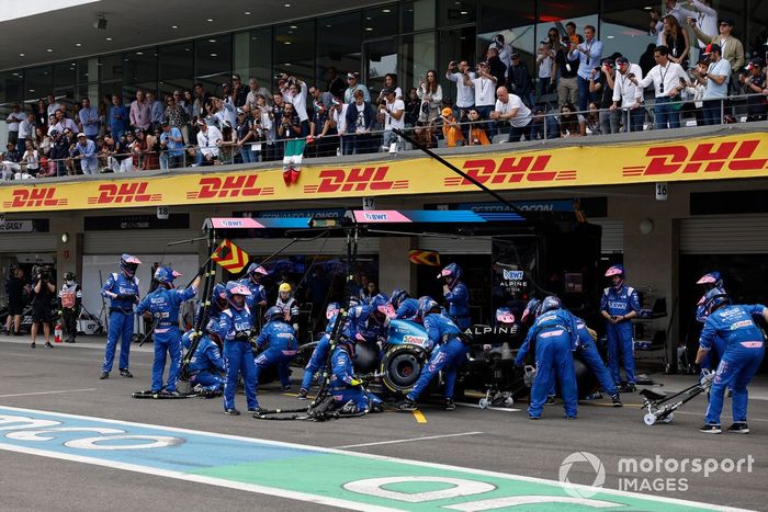 Fernando Alonso, Alpine A522, en boxes