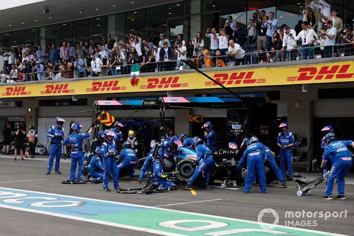 Fernando Alonso, Alpine A522, en boxes