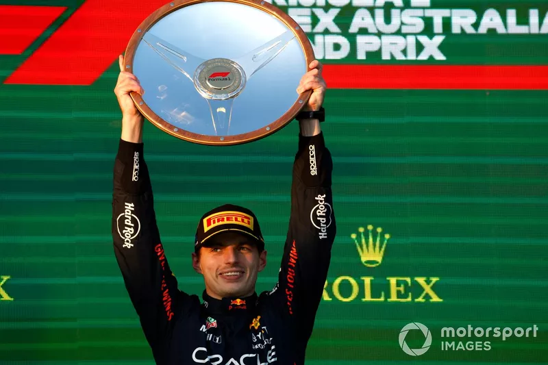 Max Verstappen, Red Bull Racing, 1ª posizione, solleva il trofeo