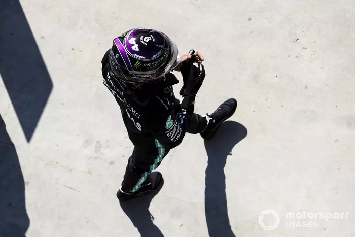 Ganador de la pole Lewis Hamilton, Mercedes-AMG F1 en Parc Ferme 