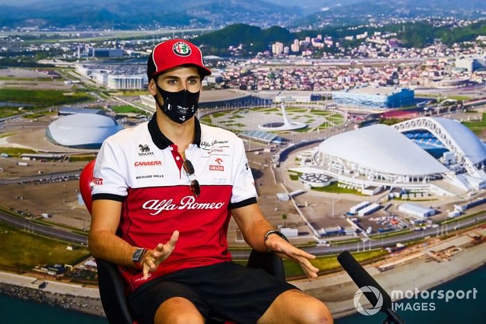 Antonio Giovinazzi, Alfa Romeo, en la conferencia de prensa