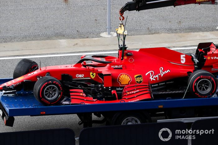 El monoplaza de Sebastian Vettel, el Ferrari SF1000 regresa después de estrellarse en la clasificación