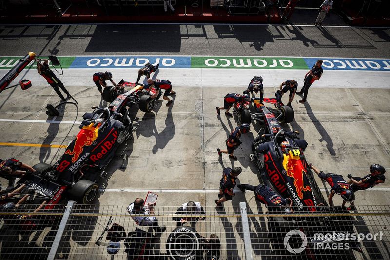 Max Verstappen, Red Bull Racing RB16, y Alex Albon, Red Bull Racing RB16