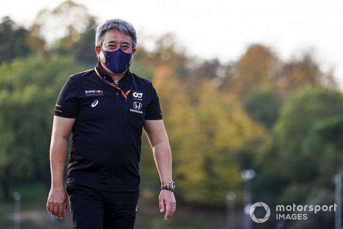 Masashi Yamamoto, Director General de Honda Motorsport, camina por la pista