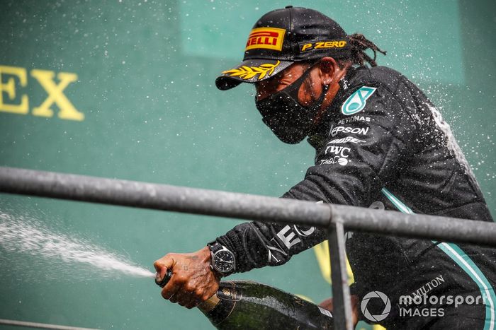 Podio: ganador Lewis Hamilton, Mercedes-AMG F1