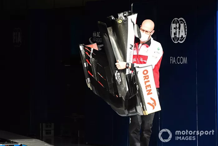 Un mecánico con un alerón delantero para el Alfa Romeo Racing C39