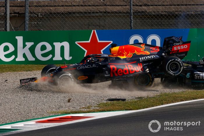 Lewis Hamilton, Mercedes W12 y Max Verstappen, Red Bull Racing RB16B, chocan durante la carrera