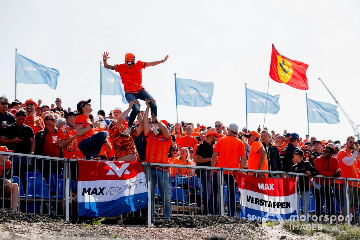 Fans go wild for Max Verstappen, Red Bull Racing