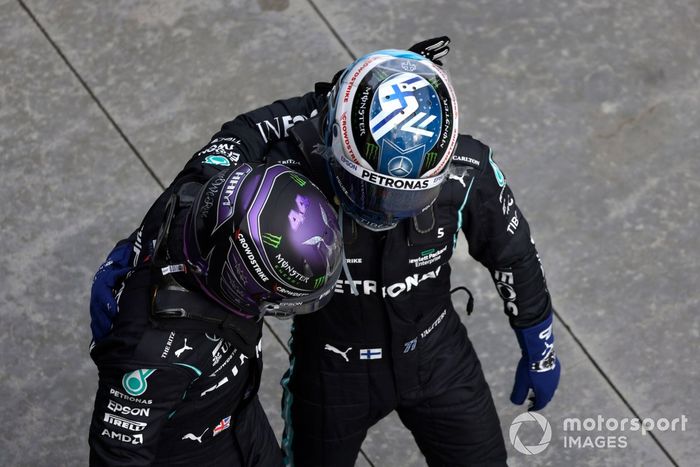 Pole Position de Lewis Hamilton, de Mercedes, es felicitado por Valtteri Bottas, de Mercedes, en el Parc Ferme