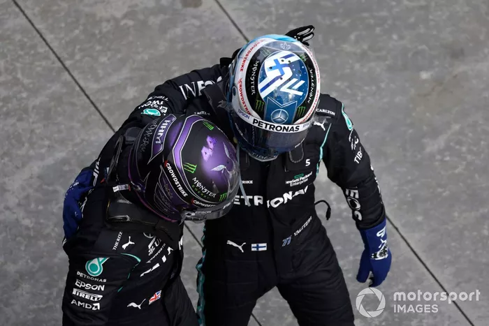Pole Position de Lewis Hamilton, de Mercedes, es felicitado por Valtteri Bottas, de Mercedes, en el Parc Ferme