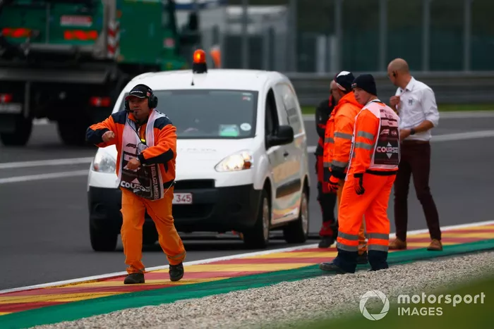 Los oficiales de pista y un miembro de la FIA realizan inspecciones en la pista