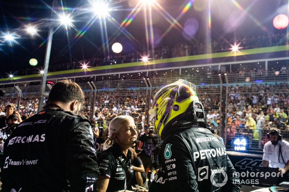 Lewis Hamilton, Mercedes AMG, on the grid with Angela Cullen, Physiotherapist, Mercedes AMG