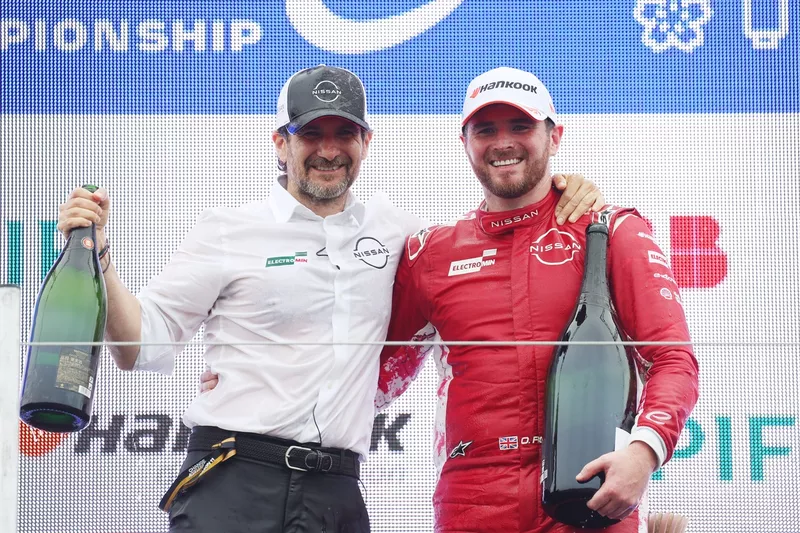 Podium : Oliver Rowland, vainqueur de la course, Nissan Formula E Team, Tommaso Volpe, directeur général et directeur d'équipe de Nissan Formula E Team.
