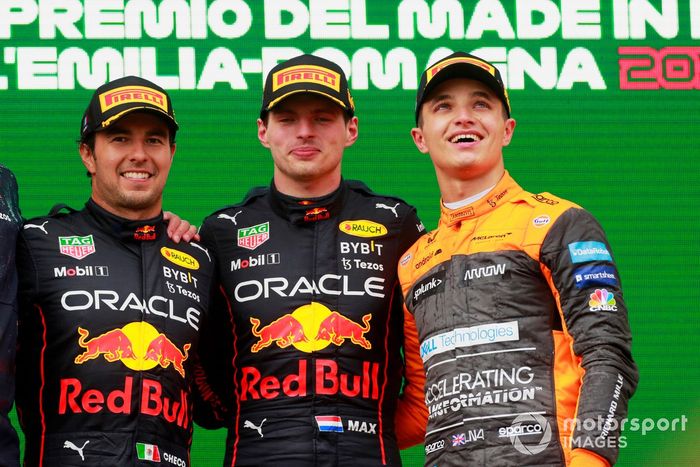 Podio: segundo lugar Sergio Pérez, Red Bull Racing, ganador Max Verstappen, Red Bull Racing, tercer lugar, Lando Norris, McLaren