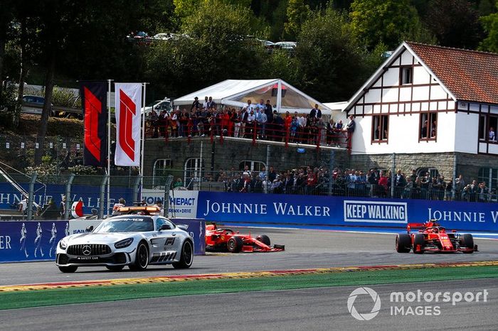 El coche de seguridad lleva a Charles Leclerc, Ferrari SF90 y Sebastian Vettel, Ferrari SF90 
