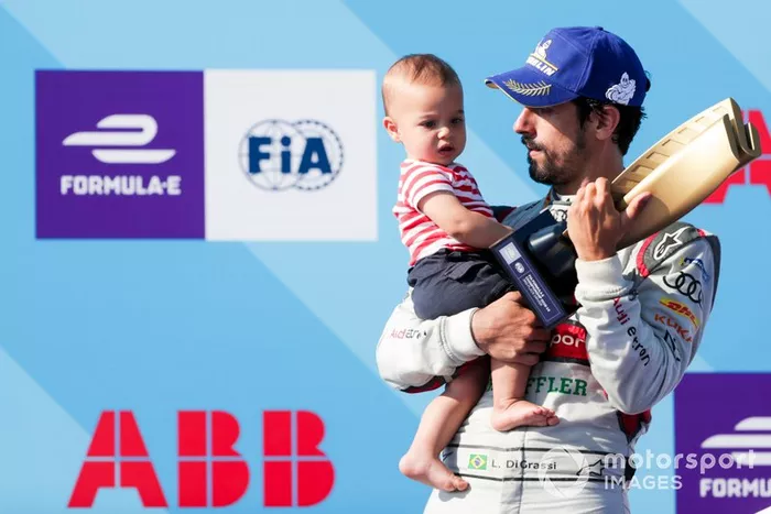 Lucas Di Grassi, Audi Sport ABT Schaeffler, celebra com o filho Leonardo
