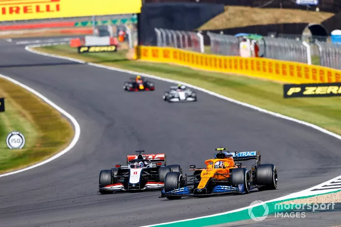 Lando Norris, McLaren MCL35, Romain Grosjean, Haas VF-20