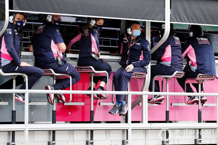 El equipo de Racing Point en el muro de pits