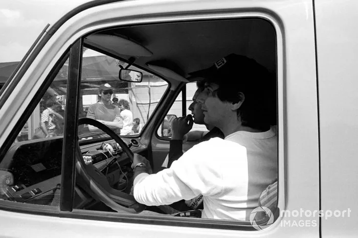 Nelson Piquet, conduce la camioneta con los pilotos de F1 para inspeccionar la pista dañada