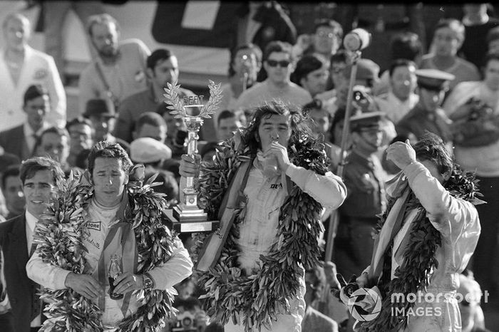 Podio: ganador de la carrera Jackie Stewart, March-Ford, segundo lugar Bruce McLaren, McLaren Ford, tercer lugar Mario Andretti, March-Ford