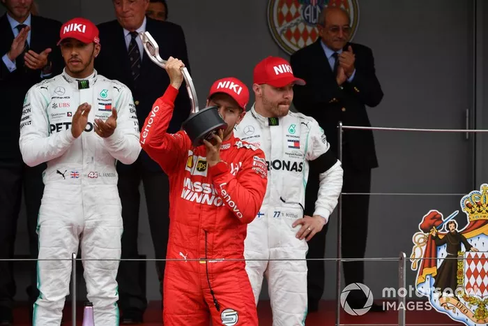 Sebastian Vettel, Ferrari, seconda posizione, bacia il suo trofeo
