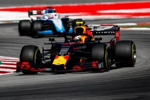 Max Verstappen, Red Bull Racing RB15, devant George Russell, Williams Racing FW42